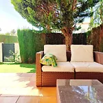 Coqueto Adosado Planta Baja Con Pequeno Jardin Privado Y Salida A Piscina Lejlighed