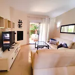 Coqueto Adosado Planta Baja Con Pequeno Jardin Privado Y Salida A Piscina Appartement