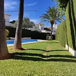Coqueto Adosado Planta Baja Con Pequeno Jardin Privado Y Salida A Piscina *