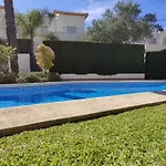 Coqueto Adosado Planta Baja Con Pequeno Jardin Privado Y Salida A Piscina Lejlighed