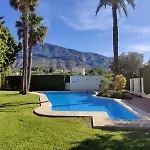 Coqueto Adosado Planta Baja Con Pequeno Jardin Privado Y Salida A Piscina *