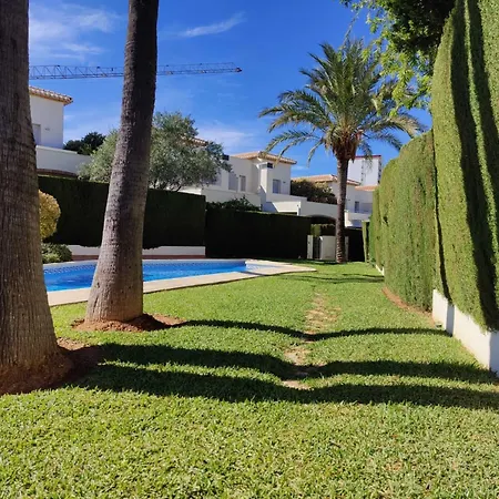 Coqueto Adosado Planta Baja Con Pequeno Jardin Privado Y Salida A Piscina *