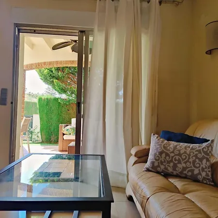 Coqueto Adosado Planta Baja Con Pequeno Jardin Privado Y Salida A Piscina