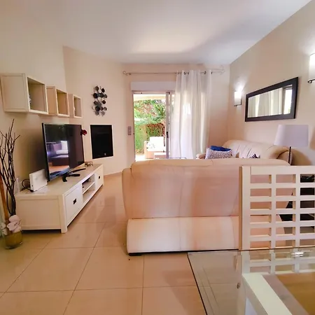 Coqueto Adosado Planta Baja Con Pequeno Jardin Privado Y Salida A Piscina *