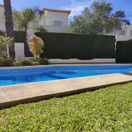 Coqueto Adosado Planta Baja Con Pequeno Jardin Privado Y Salida A Piscina Apartment