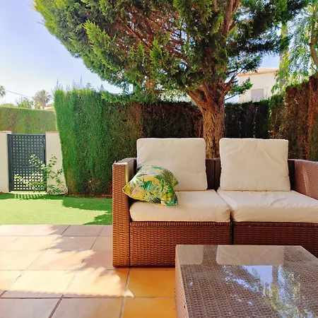 Coqueto Adosado Planta Baja Con Pequeno Jardin Privado Y Salida A Piscina