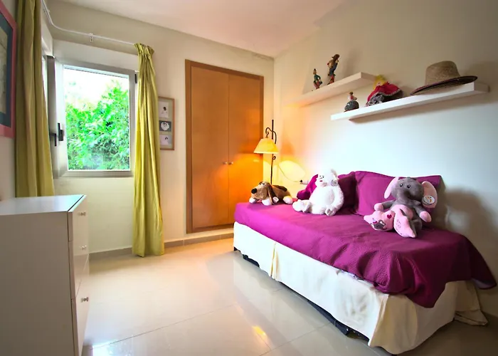 Coqueto Adosado Planta Baja Con Pequeno Jardin Privado Y Salida A Piscina