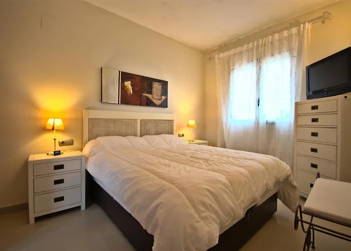 Coqueto Adosado Planta Baja Con Pequeno Jardin Privado Y Salida A Piscina *