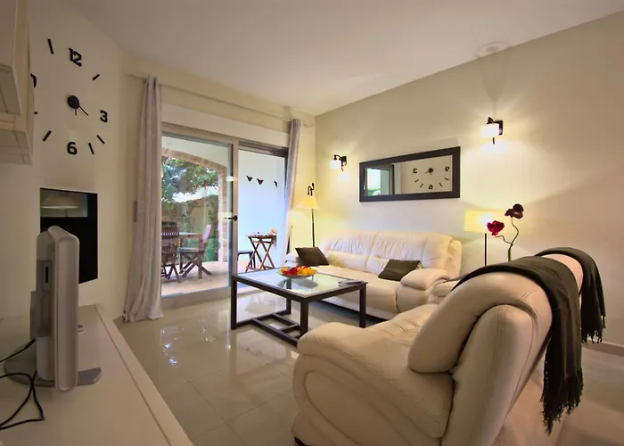 Coqueto Adosado Planta Baja Con Pequeno Jardin Privado Y Salida A Piscina *