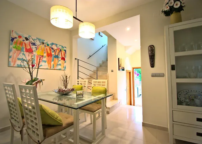 Coqueto Adosado Planta Baja Con Pequeno Jardin Privado Y Salida A Piscina Denia