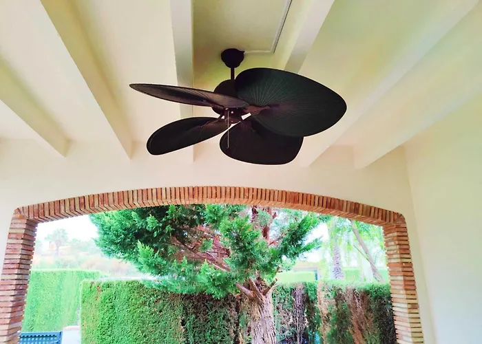 Coqueto Adosado Planta Baja Con Pequeno Jardin Privado Y Salida A Piscina