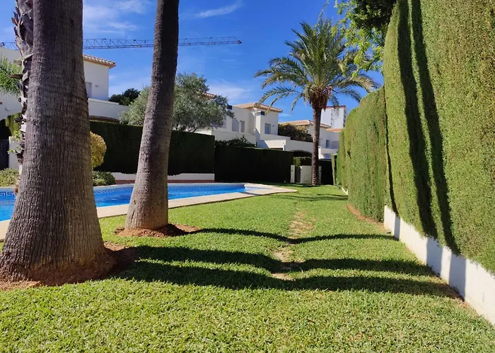 Coqueto Adosado Planta Baja Con Pequeno Jardin Privado Y Salida A Piscina *