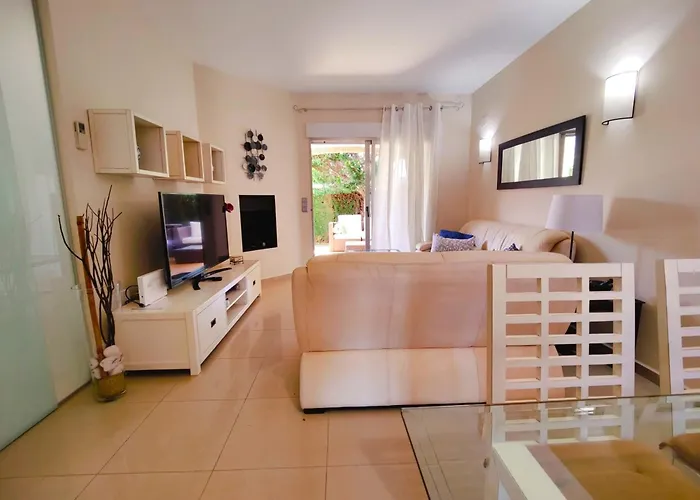 Coqueto Adosado Planta Baja Con Pequeno Jardin Privado Y Salida A Piscina *