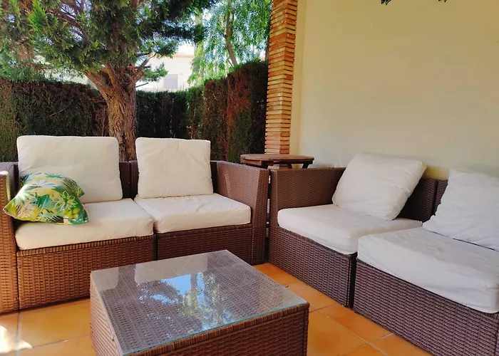 Coqueto Adosado Planta Baja Con Pequeno Jardin Privado Y Salida A Piscina