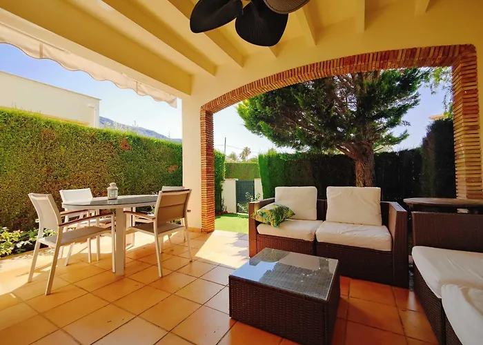 Coqueto Adosado Planta Baja Con Pequeno Jardin Privado Y Salida A Piscina *