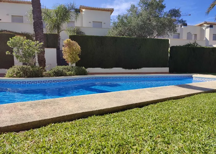 Coqueto Adosado Planta Baja Con Pequeno Jardin Privado Y Salida A Piscina Apartment